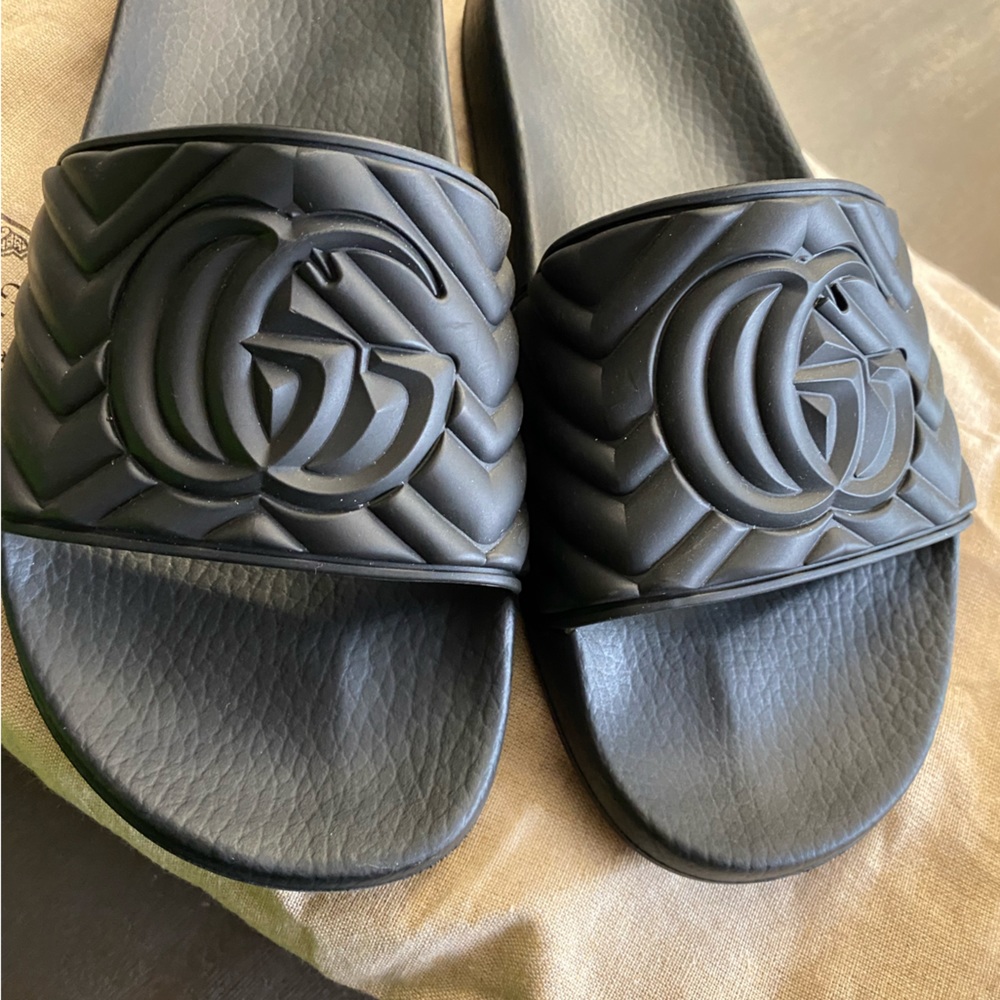 Gucci Mens all black Matelasse Rubber Slides. Size 9. Worn one time.